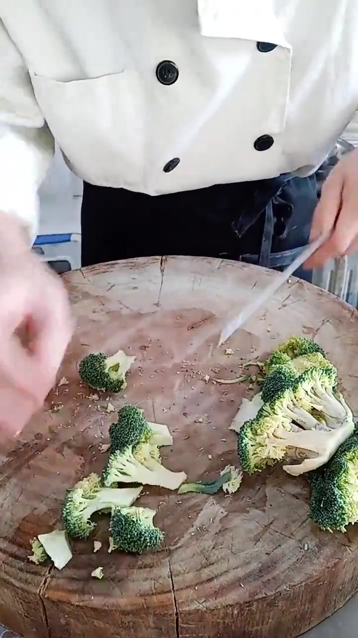 饭店高薪大厨切菜,这种刀法与手法,果然不一样!