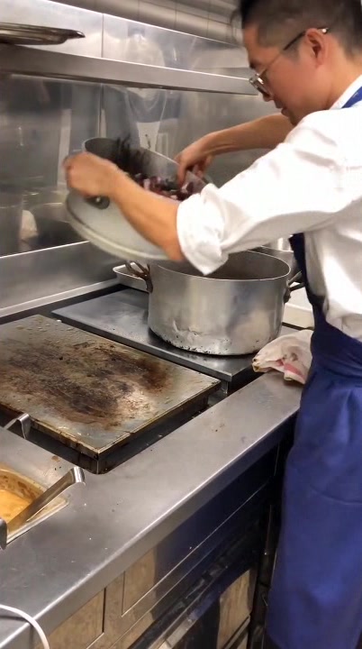 法国传统名菜:勃艮第红酒牛肉制作全过程,在法国的百年老店厨房