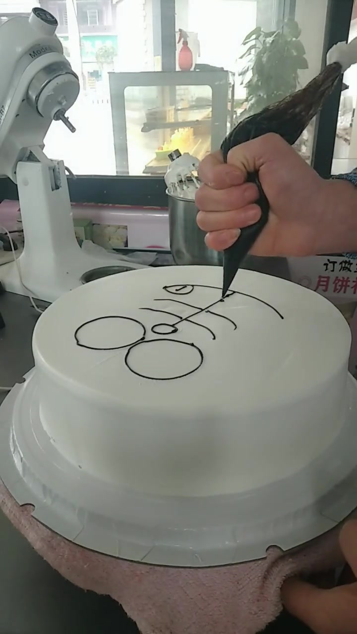 哆啦A梦蛋糕来了,真是太可爱了,完全不舍得吃