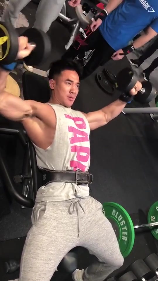 肌肉男:颜值小哥这手臂肌肉好燃啊!奴家这颗少女心跳得好快!