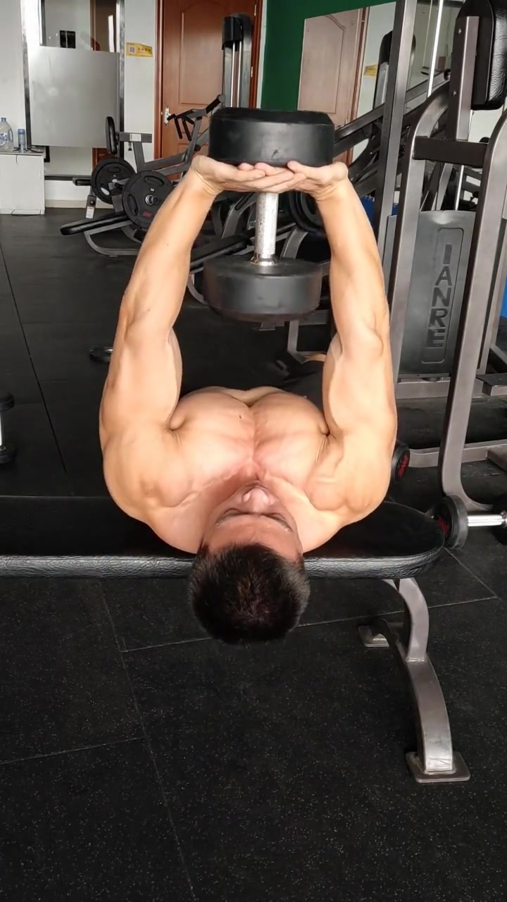肌肉男:牛人小哥教你哑铃仰卧曲臂上拉!主练胸大肌!