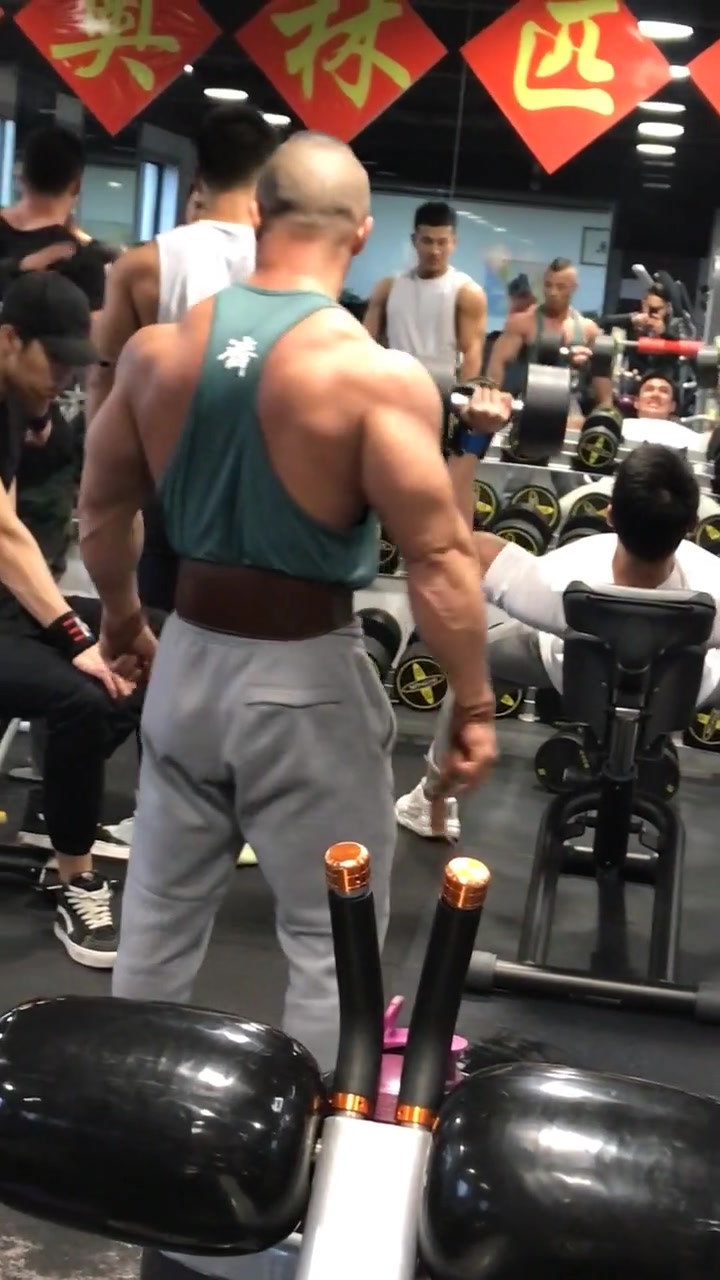 肌肉男:大叔这身肌肉好霸气啊!估计很多年轻人都做不到吧!