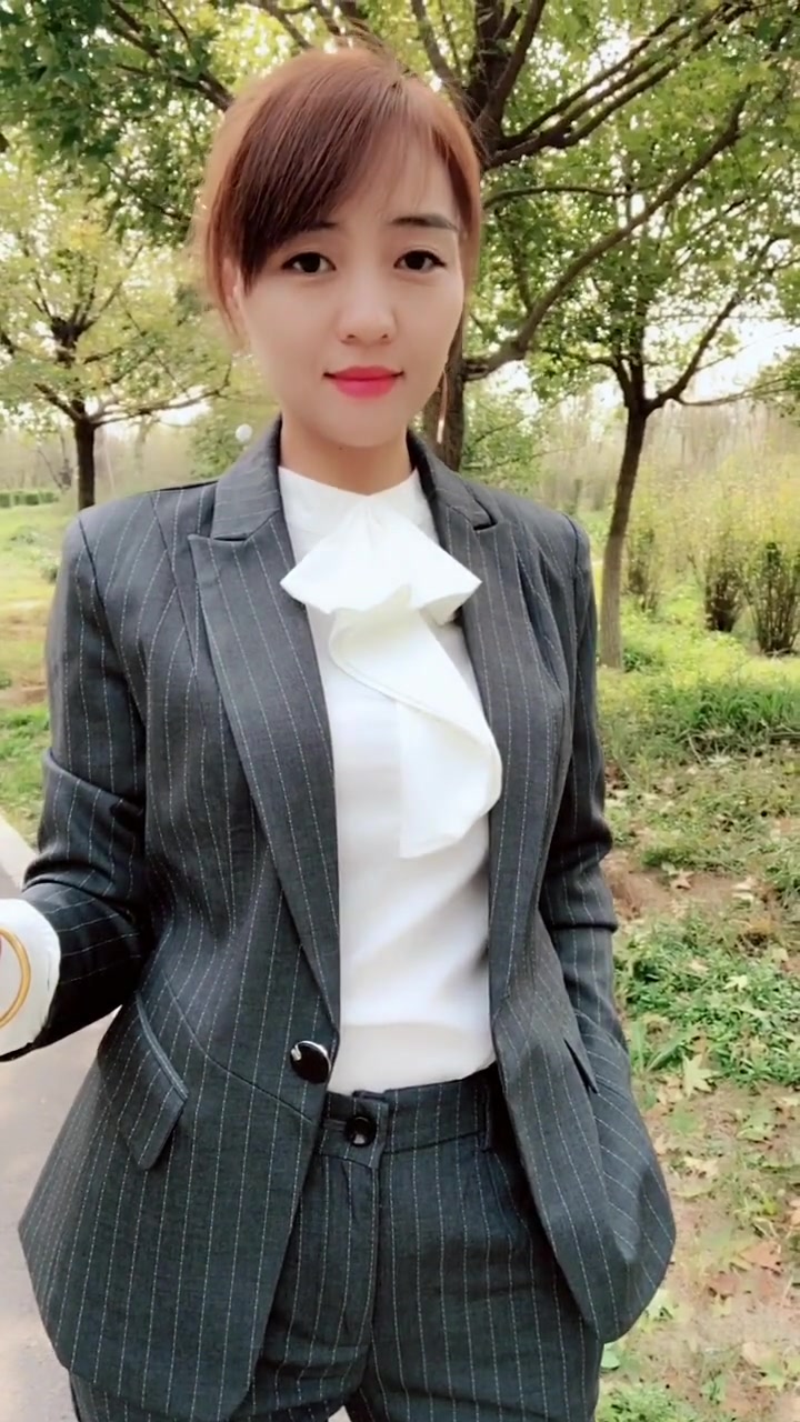 穿着西服套装的美女,干练时尚!