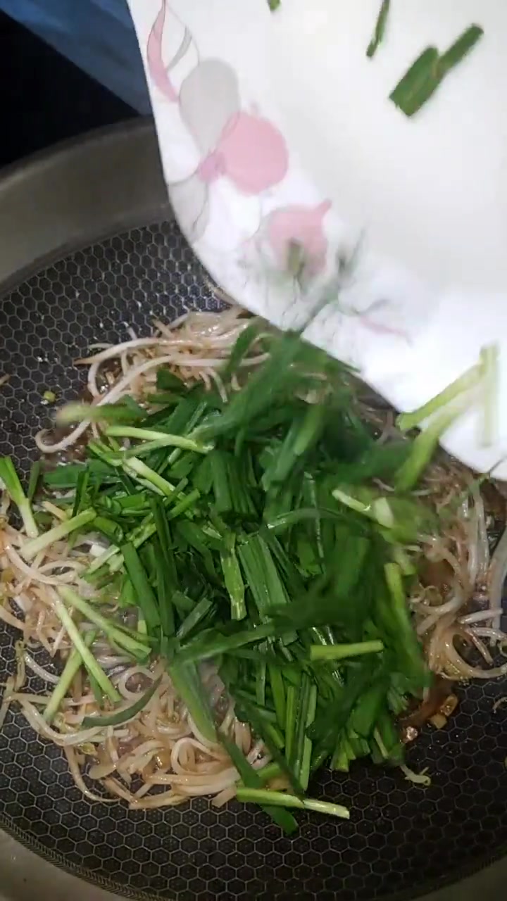 乡土韭菜豆芽炒粉条,制作简单美味又健康,家庭必备养生菜