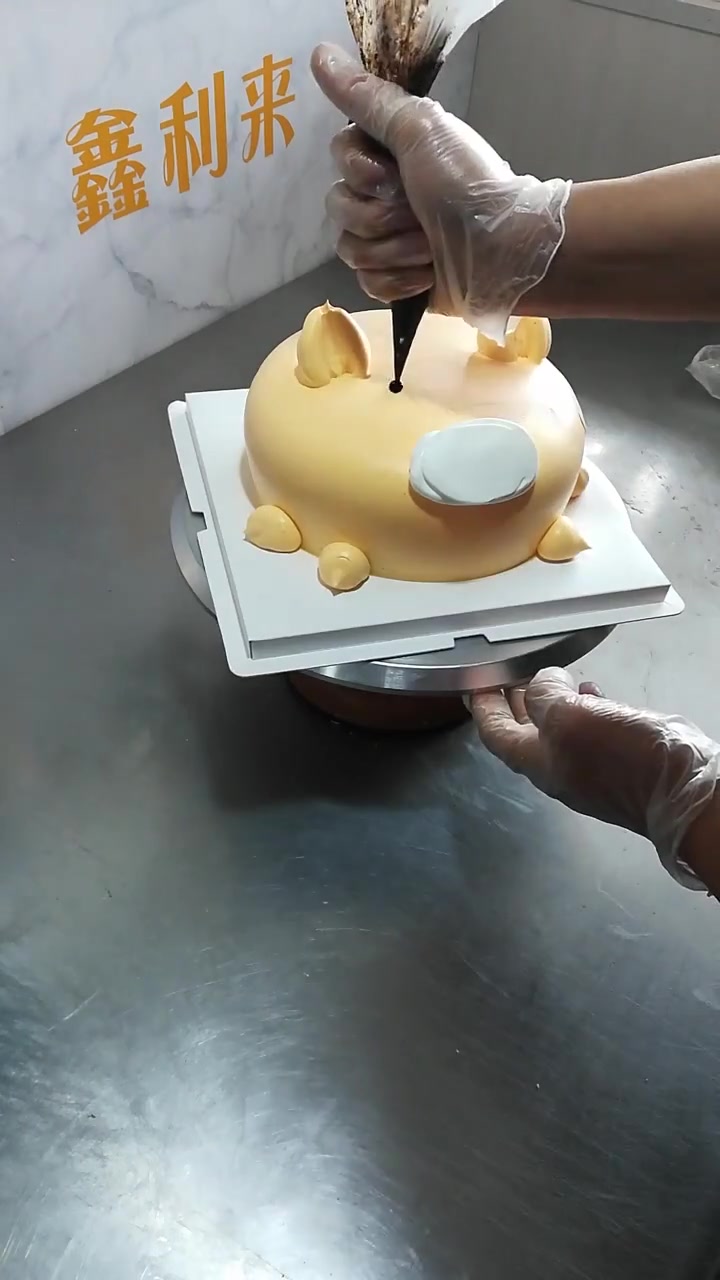 蛋糕师制作的小猪储蓄罐蛋糕,看着就好可爱啊