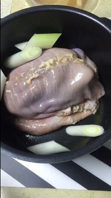 年夜饭上的一道滋补营养汤--猪肚鸡