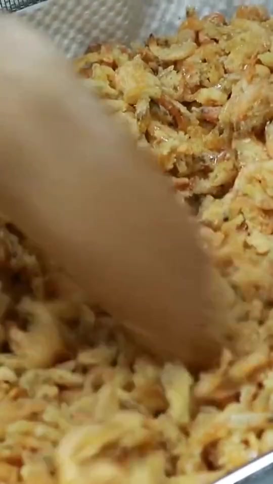 美味小吃油炸淡水虾你爱吃吗?分量十足,满满一口超满足!