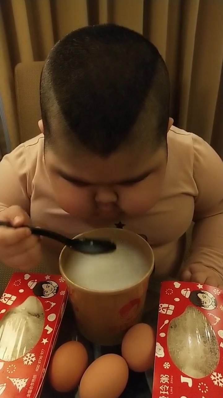 小胖为减肥也是拼了,喝个大米粥都那么香,网友:都饿瘦了!