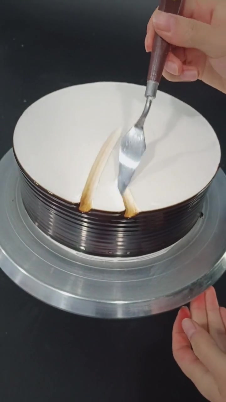 蛋糕师制作的水晶球蛋糕,看着就很精致哦