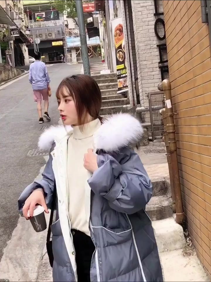 蓝色毛领长款棉衣搭配黑色小脚裤,洋气百搭,彰显你的气质!