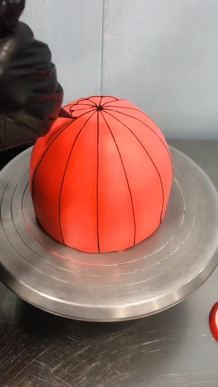 蛋糕师制作的超人蛋糕,看着就很简单啊