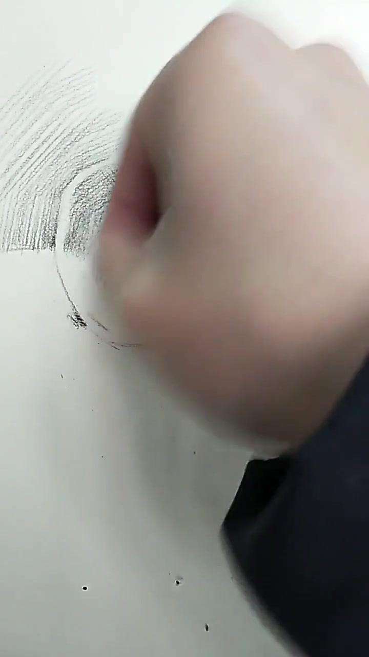 给大家画一幅,躺着的纸杯速写,把线条学好了,是不是就简单多了