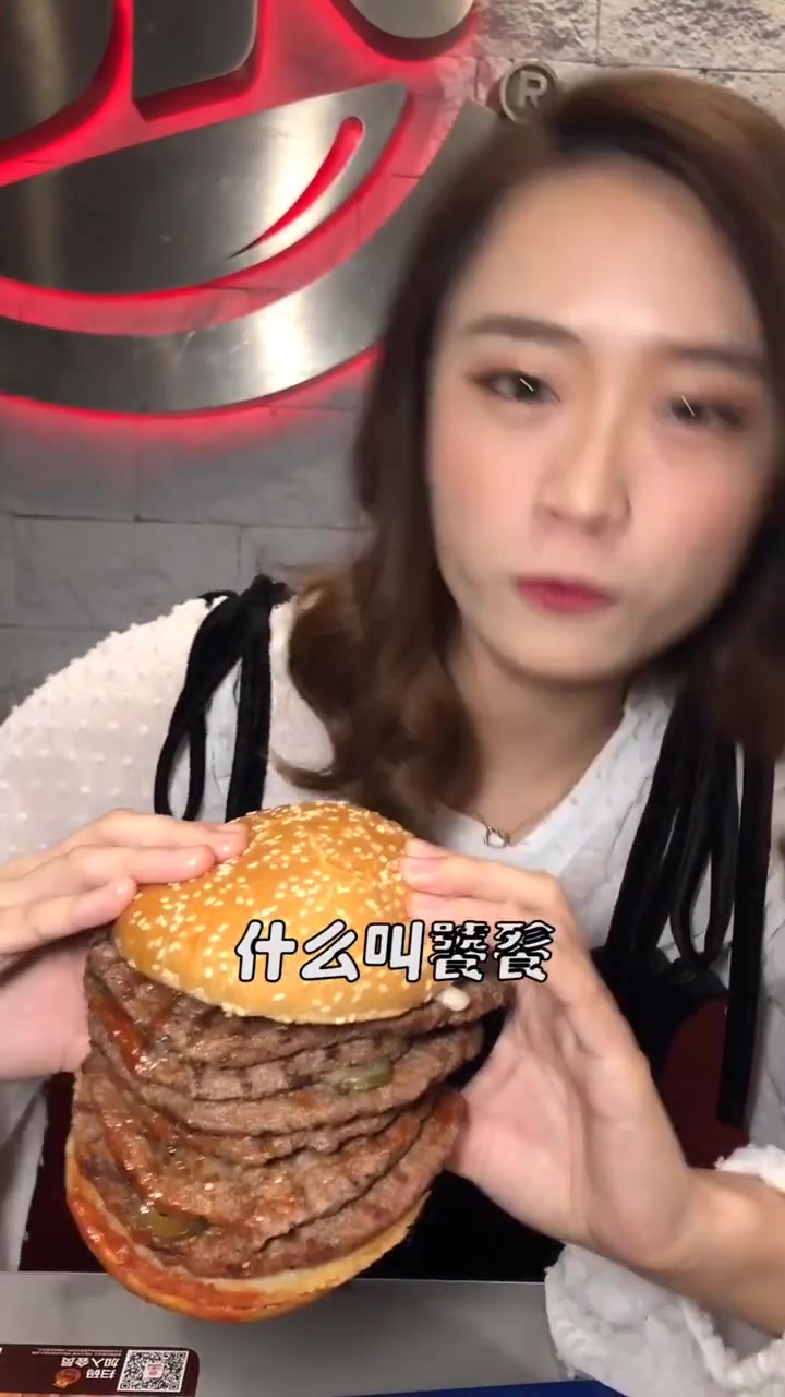 美女点了汉堡王七层汉堡,结果一口都看见她没吃,太浪费了!