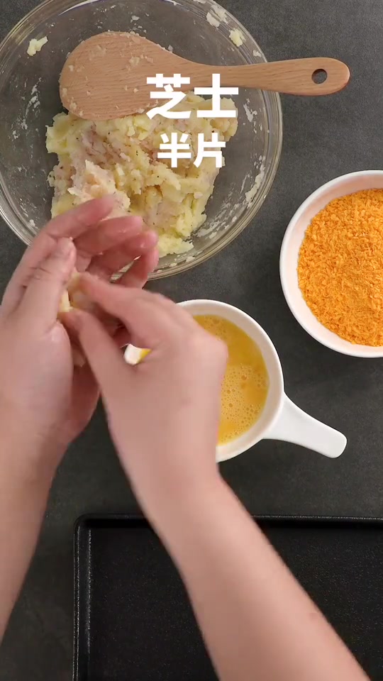 土豆和大虾买完碾成泥团成球,蘸上鸡蛋液,裹上面包糠下锅炸