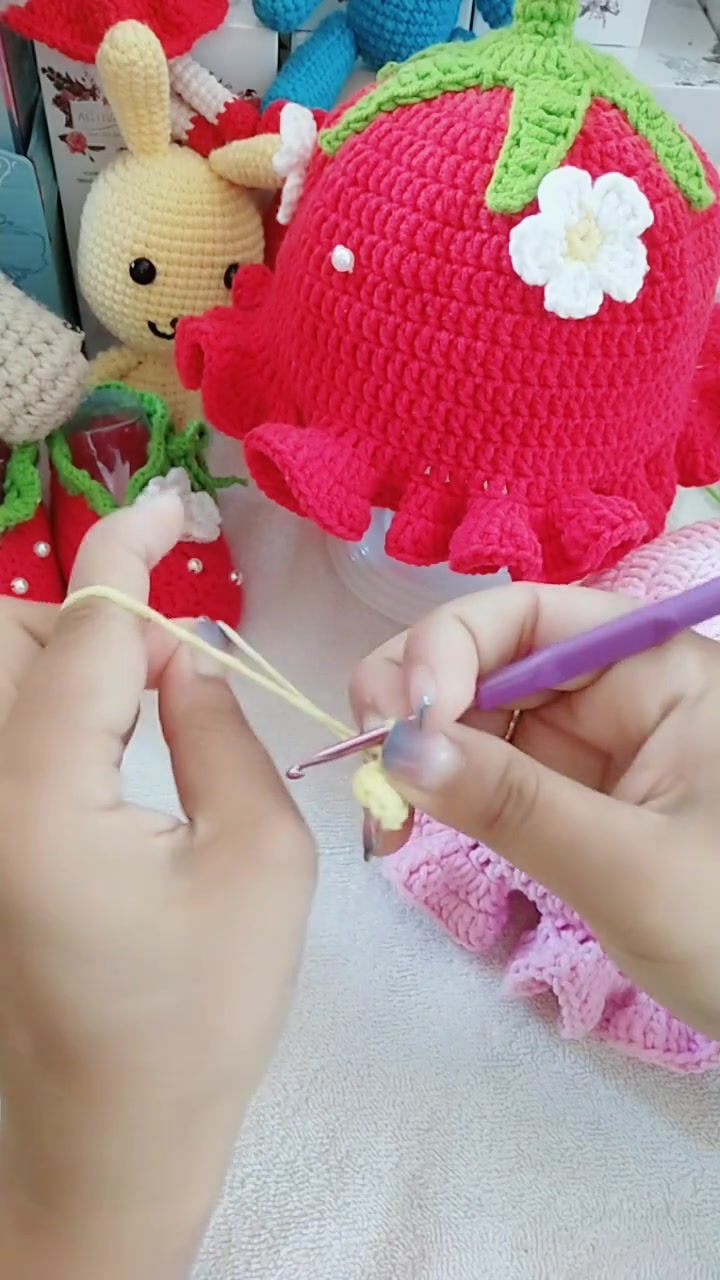 草莓帽子的针织教程,第8步,帽子上的花朵钩法讲解1