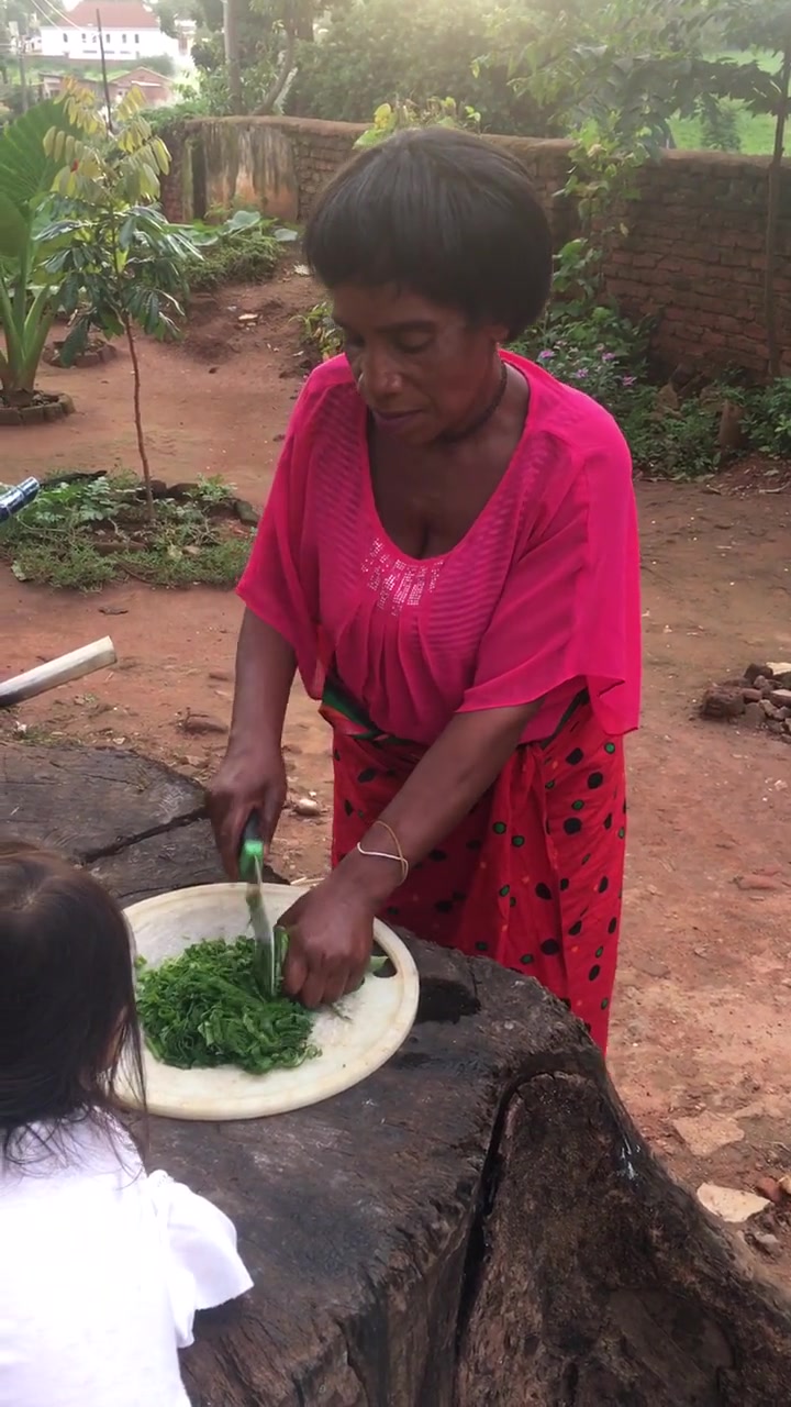 在我们的帮助下,非洲大姐会切菜了,看着这架势,真怕切到手!