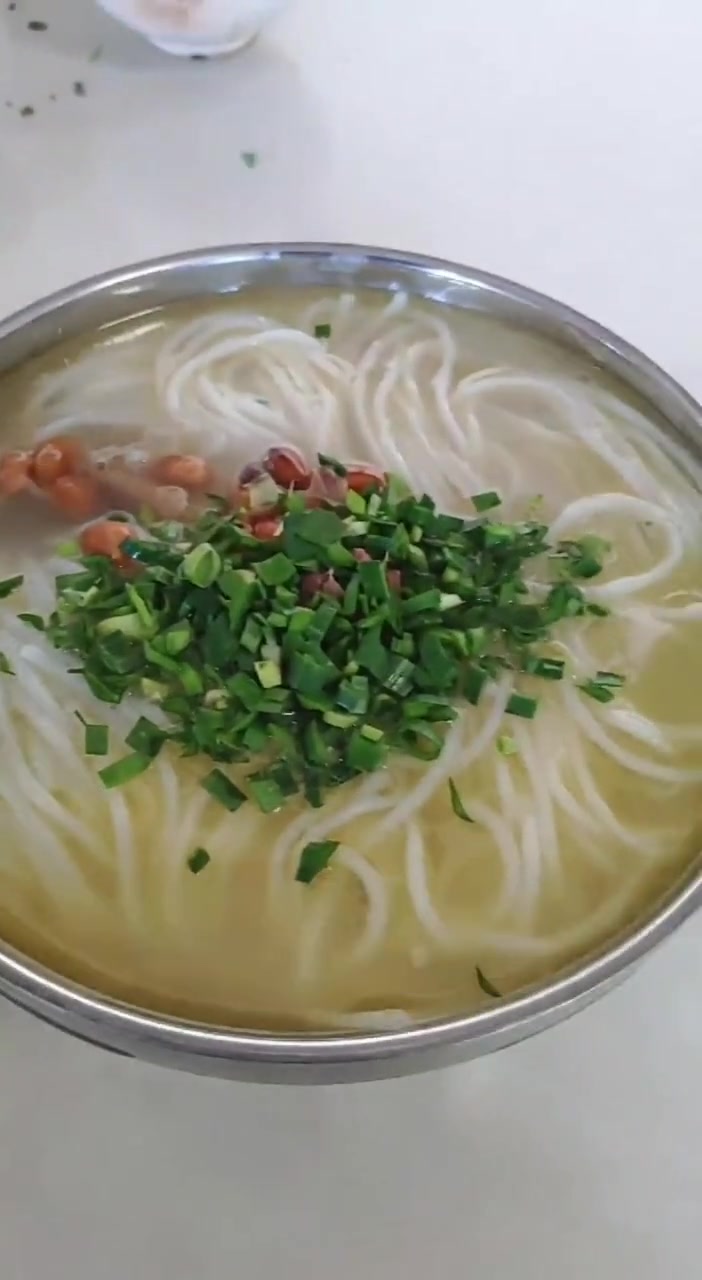 爱吃这家的鹅肉米线!冬季的早晨和这鹅汤最配!一碗浓汤,香味扑鼻!佐料自己搭配 总能调配出自