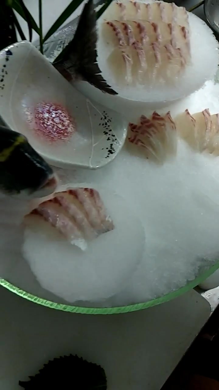 切生鱼片还不算什么,摆盘才是真正的艺术,天冷就这么吃