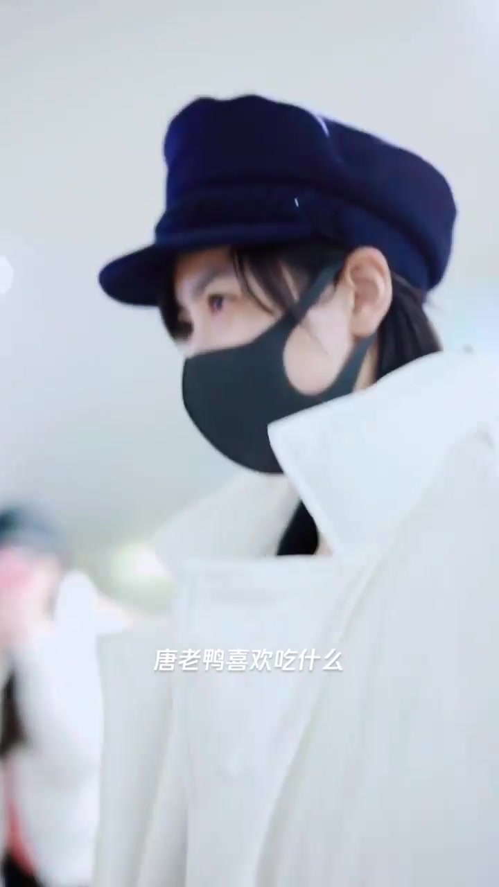 你们要的宋茜来了,白色羽绒服搭配蓝色帽子,看起来很好看哦