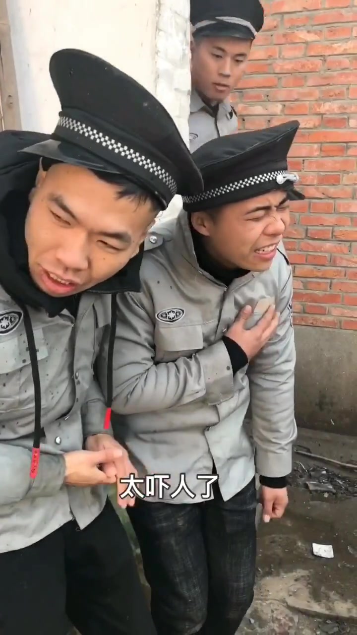 自己做的鱼,就算糊了也要吃完,这三个保安真是太搞笑了