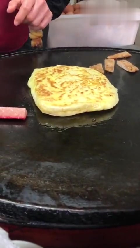 嘿嘿嘿,今日份的小食是火烧饼灌鸡蛋哟!