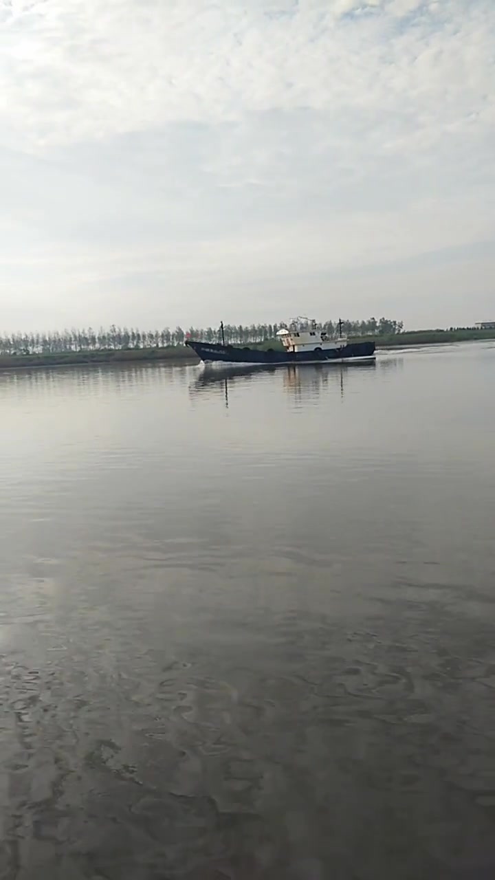 湖面上的渔船真好看!白色的船高贵优雅!这样的渔船捕鱼一定很酷