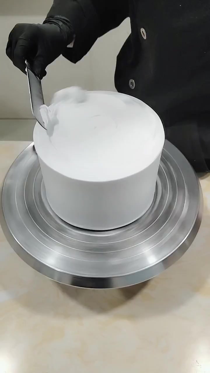 裱花师的技术太棒了,这么漂亮的蓝色花朵蛋糕就完成了