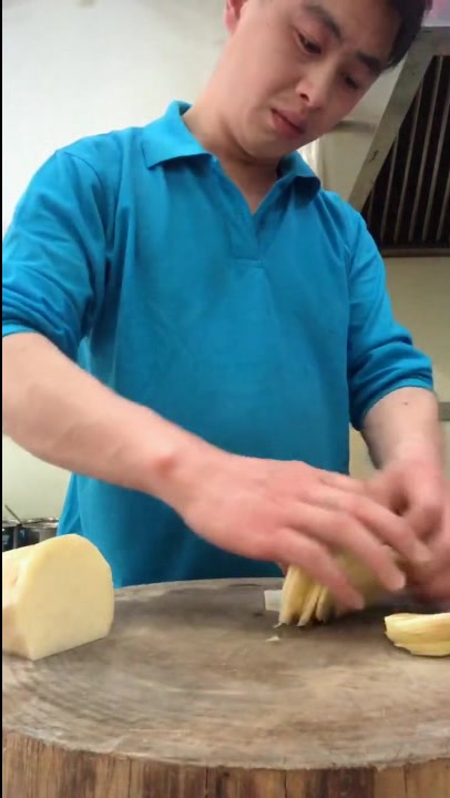 菜都切不好还怎么炒?饭店大厨演示正确的切土豆丝方法!