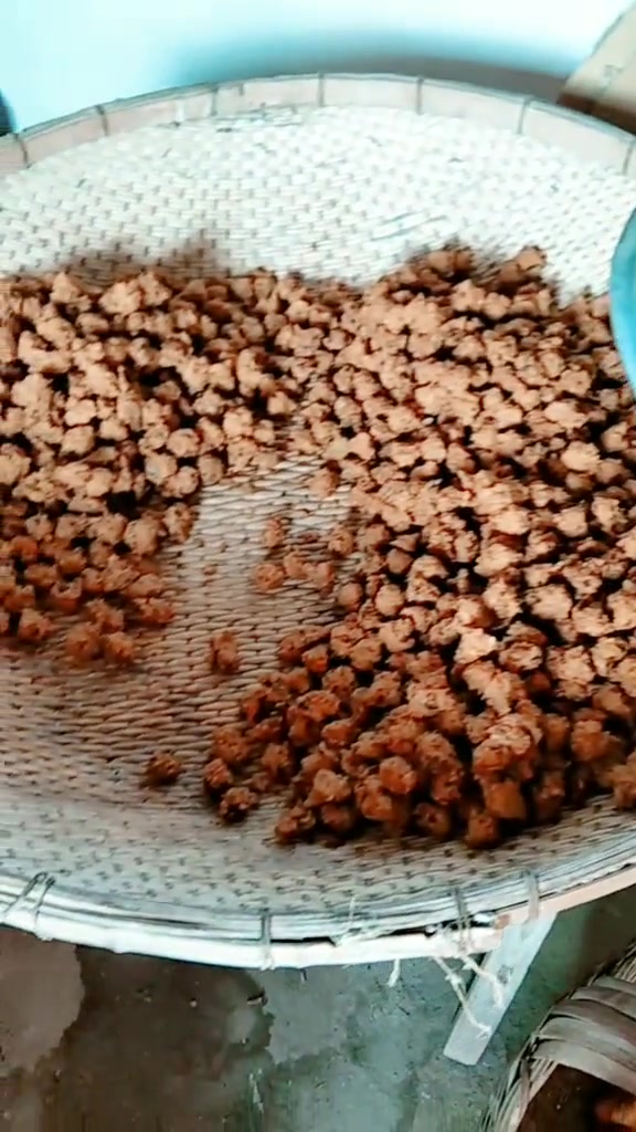 爸爸妈妈知道我明天就要走,非要给我弄些吃的,让我带着