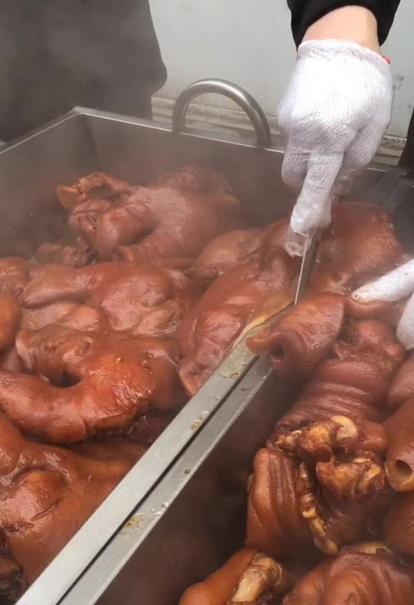 这才是真正的猪头肉,一刀切开看得我食欲大增,好想咬一口!