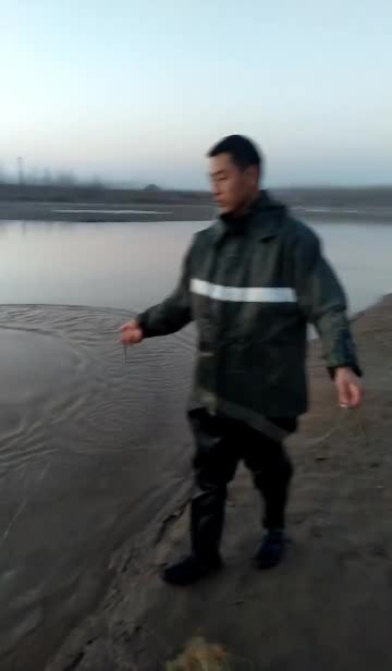 帅哥在黄河边撒网捕鱼,渔网散开后好震撼,太美了