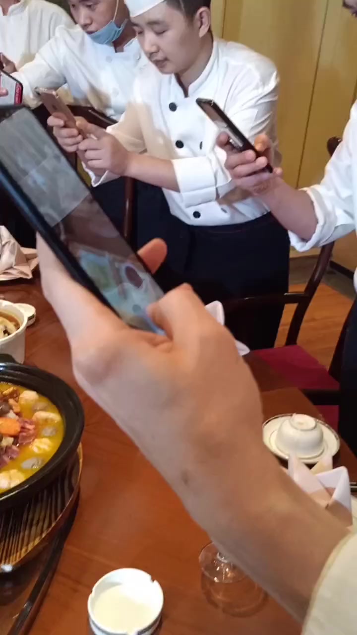 饭店聚会,做了一份波士顿龙虾,太漂亮了