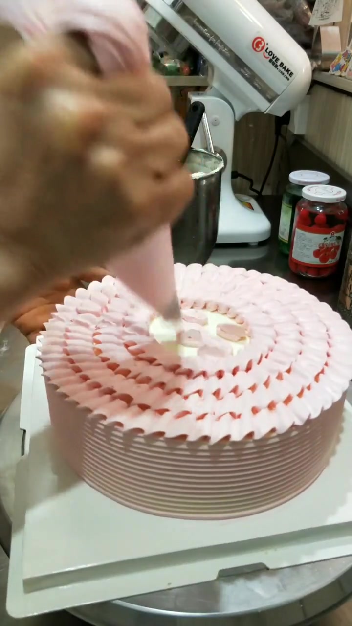 牛人的裱花手艺太棒了,这么可爱的猫咪蛋糕,你喜欢吗