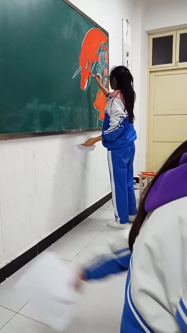 绘画:“大鱼海棠”荣登黑板报,想知道什么效果吗?快来看看吧