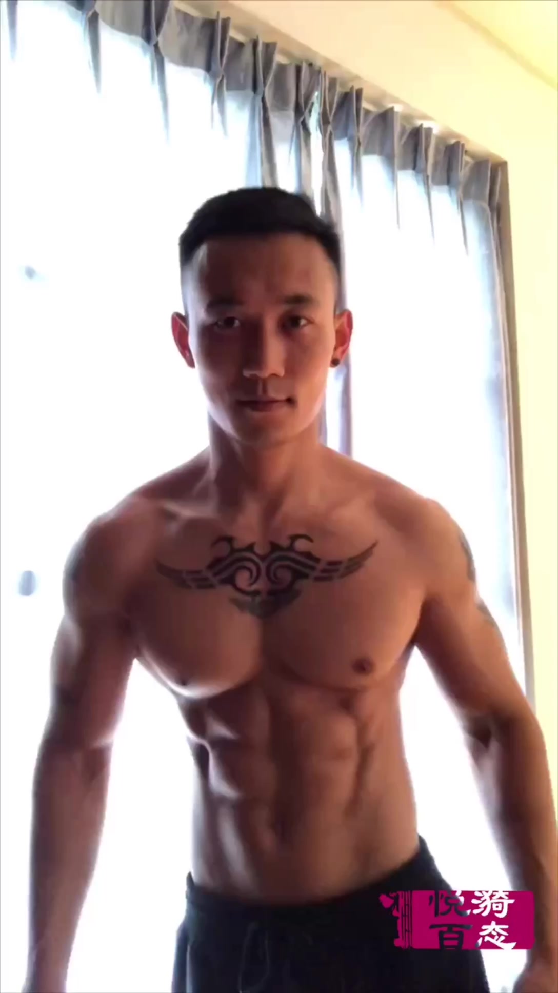 肌肉型男大秀好身材,结实的胸肌配漂亮的腹肌尽显雄性魅力!