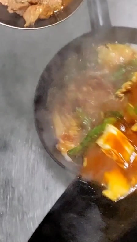 来餐馆吃手擀面,看这面的成品,真是太有食欲了