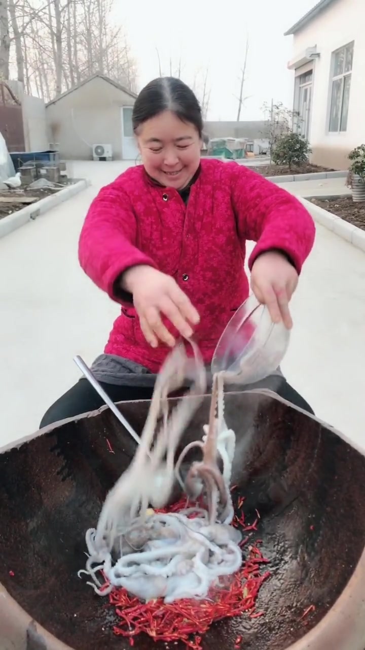 这位老大娘火了!在街头直播烹饪爆头八爪鱼,网友:这个锅好个性