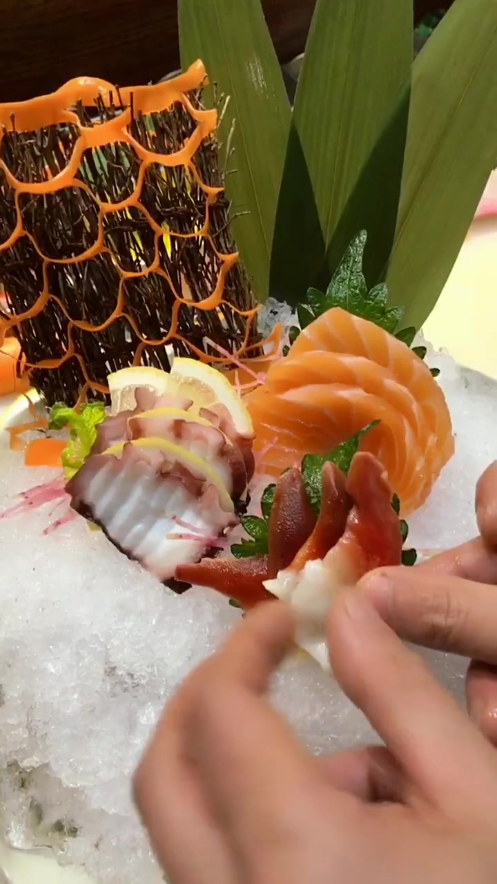 三文鱼北极贝八爪鱼刺身拼盘,每一种都很鲜美