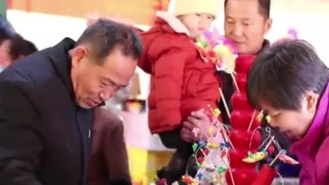 【佩奇到底有多火?面塑师傅3分钟捏出佩奇日挣500元】1月20日,山东淄博年货大集上面塑小