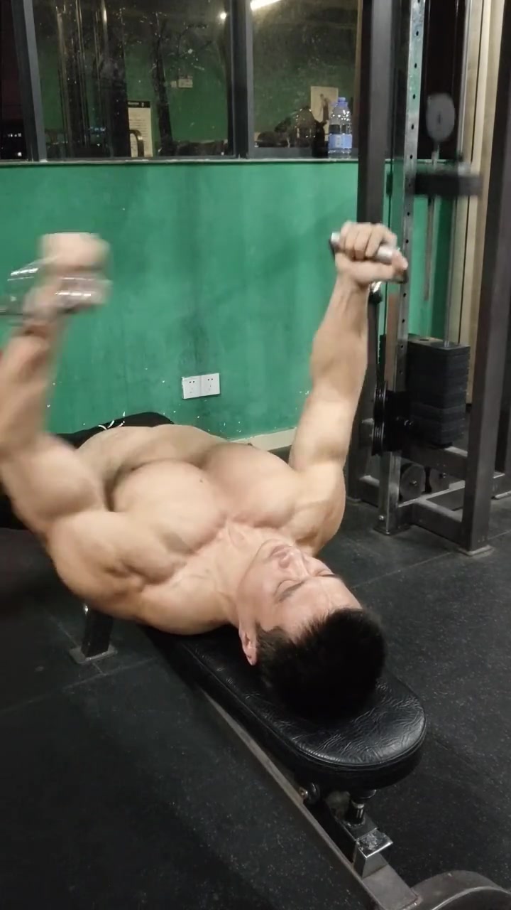 肌肉男:老师教你仰卧夹胸,主练胸大肌上部!真是荷尔蒙爆棚啊!