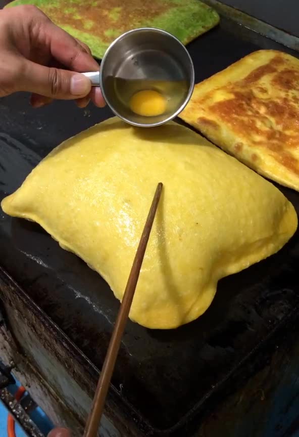 这才是真正的鸡蛋灌饼,最后的一幕看得我食欲大增,太想吃了!