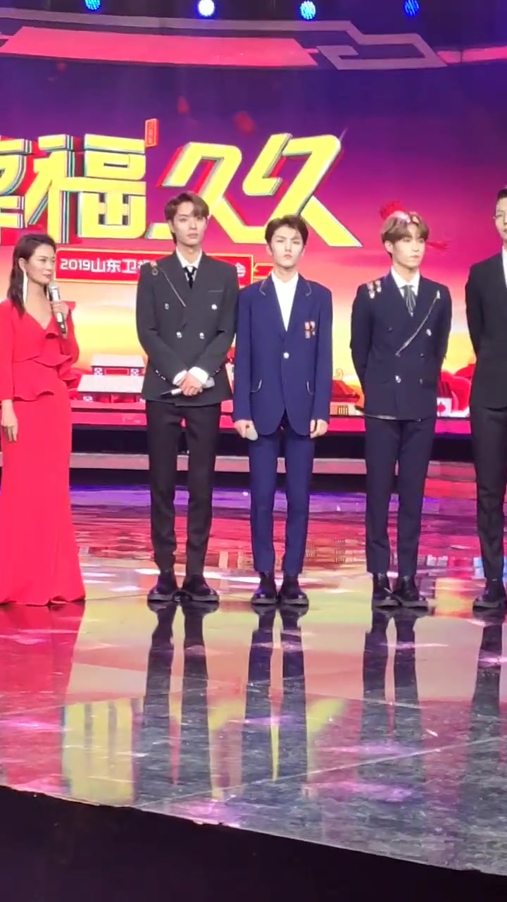 2019春晚看我的 山东卫视春晚现场,小鲜肉组合的粉丝们嗨爆了!