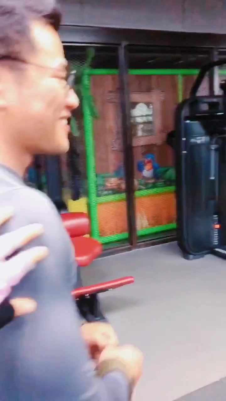 肌肉男的胸肌摸起来是什么感觉?摸完之后小姐姐光笑不说话……