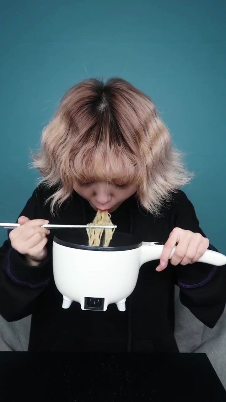 能干吃能泡煮能干拌的方便面,童年的美味,吃过的都暴露年龄了!