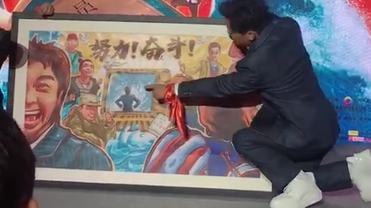 《#新喜剧之王#》“演员的自我修养”发布会,王宝强亲自请了画师做了一幅画送给星爷,画中是二