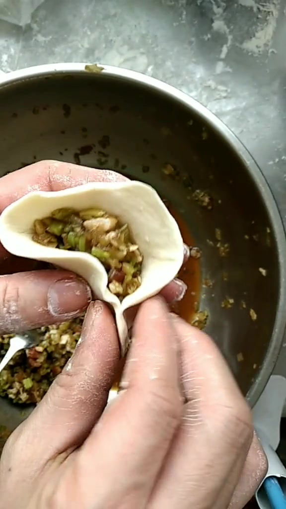 月牙饺子的包法,包出的饺子漂亮又精致,喜欢可以试试!