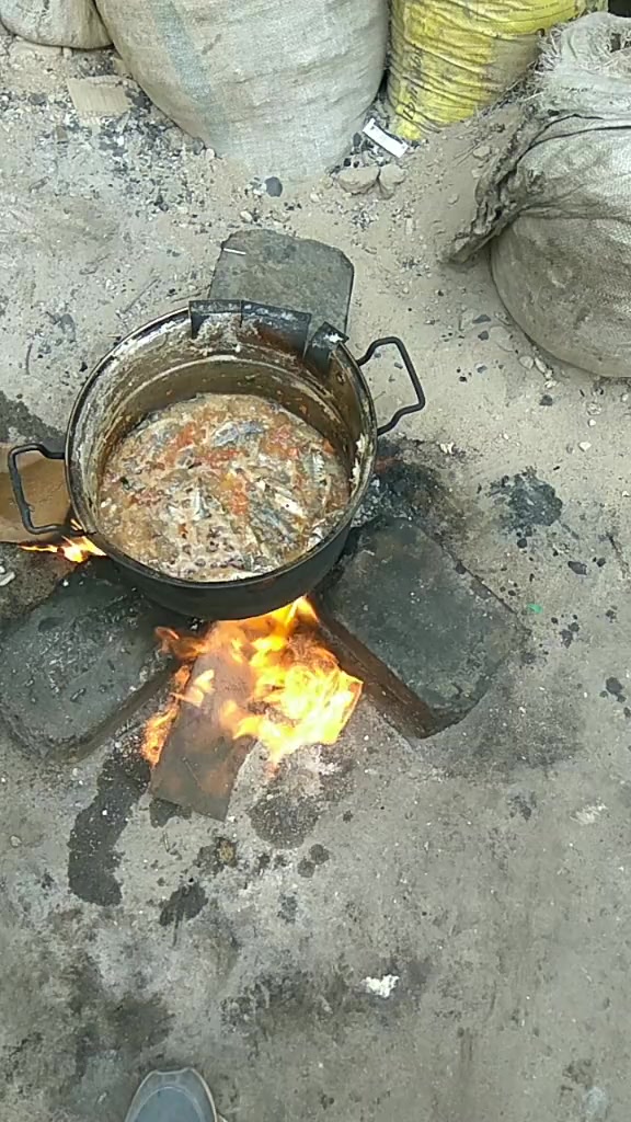 实拍非洲人做饭,西红柿炖鱼,你们有兴趣尝一下吗?