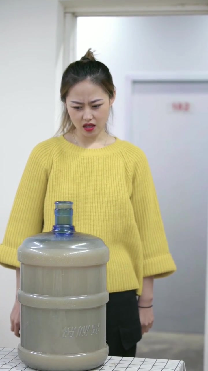 女生宿舍赌气的小姑娘,这么大一桶奶茶多久能喝完?