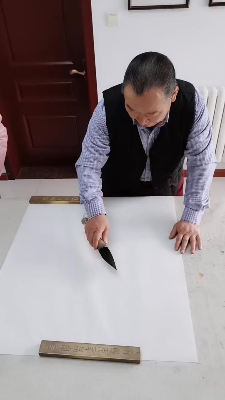 国画教程:这样画出的荷花和鱼超写意,笔法清晰调色鲜艳