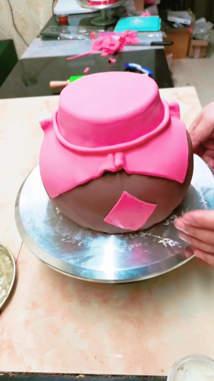 蛋糕师制作的酒坛子蛋糕,看着就很厉害啊